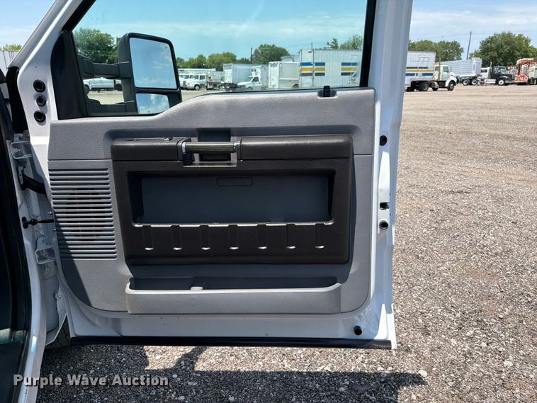 image for item EG9299 2015 Ford F350 Super Duty Crew Cab flatbed pickup truck