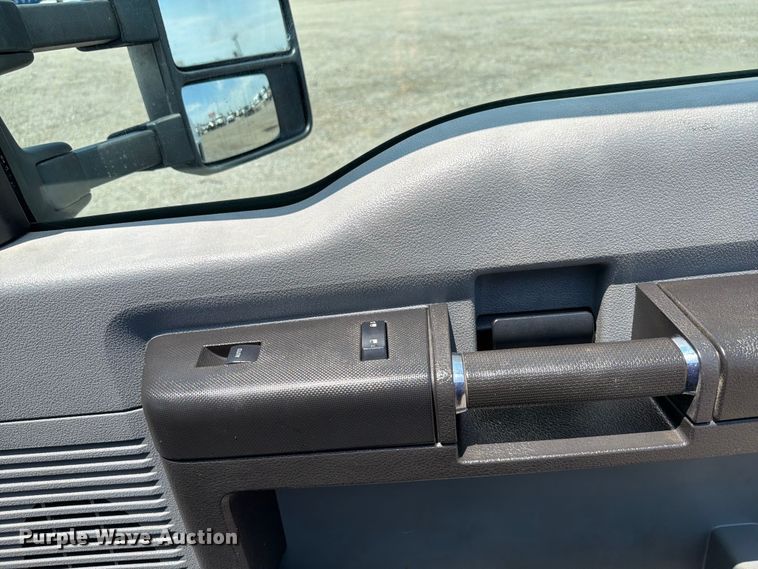 image for item EG9299 2015 Ford F350 Super Duty Crew Cab flatbed pickup truck