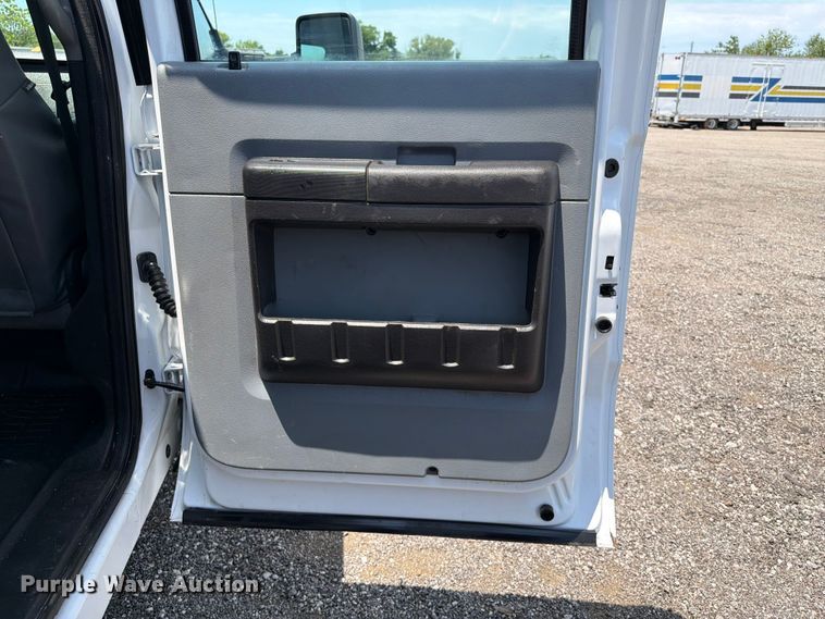 image for item EG9299 2015 Ford F350 Super Duty Crew Cab flatbed pickup truck