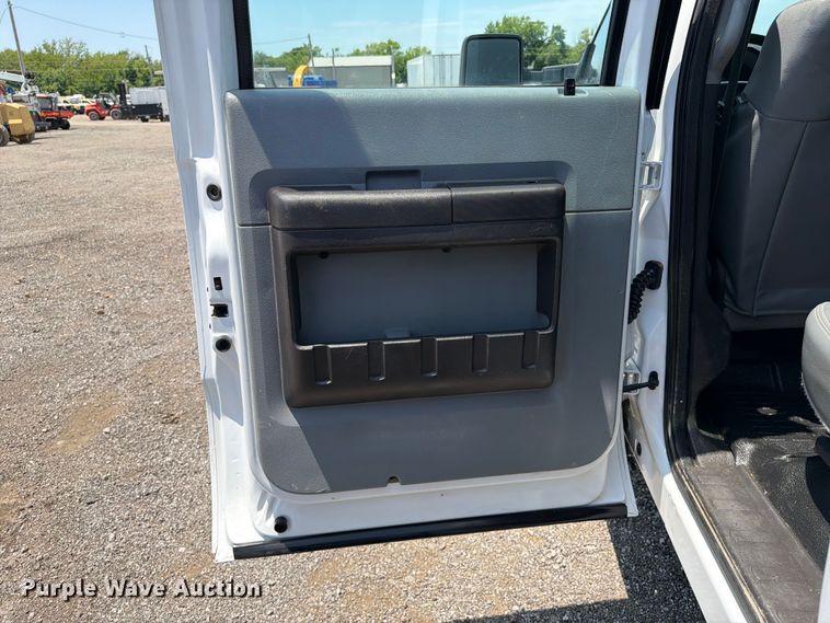 image for item EG9299 2015 Ford F350 Super Duty Crew Cab flatbed pickup truck