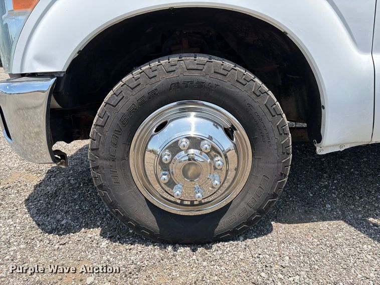 image for item EG9299 2015 Ford F350 Super Duty Crew Cab flatbed pickup truck