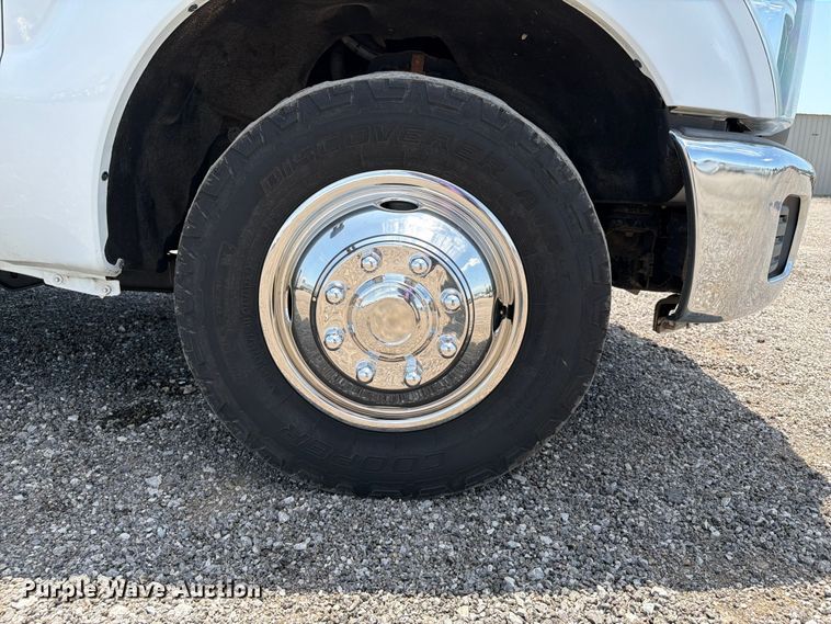 image for item EG9299 2015 Ford F350 Super Duty Crew Cab flatbed pickup truck