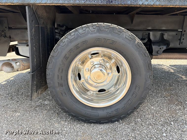 image for item EG9299 2015 Ford F350 Super Duty Crew Cab flatbed pickup truck