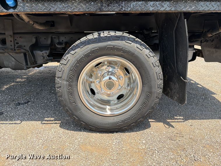 image for item EG9299 2015 Ford F350 Super Duty Crew Cab flatbed pickup truck