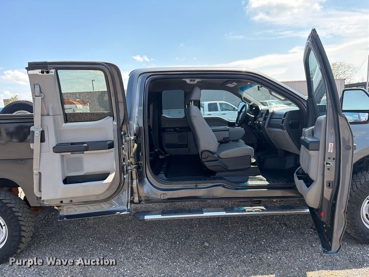 image for item EG9309 2017 Ford F250 Super Duty Ext. Cab utility bed pickup truck