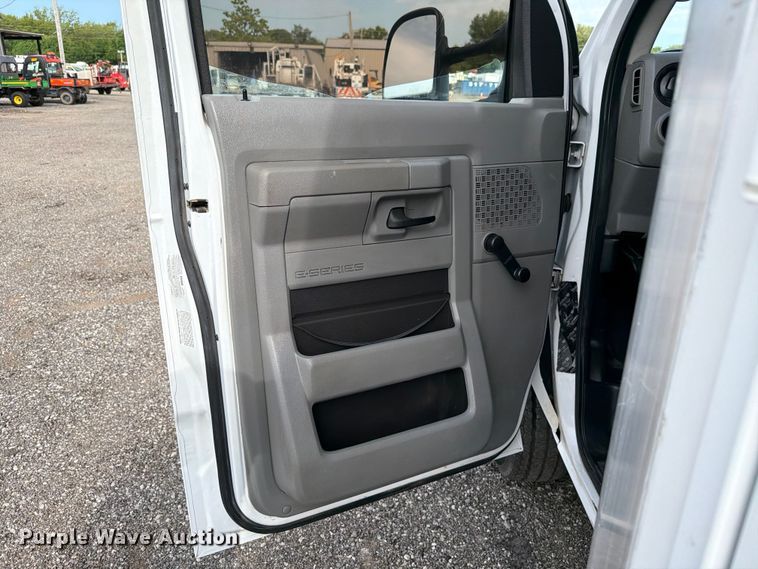 image for item EG9313 2014 Ford E450 Super Duty box truck