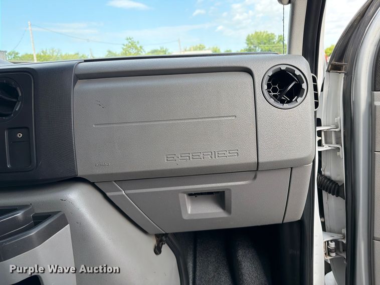 image for item EG9313 2014 Ford E450 Super Duty box truck