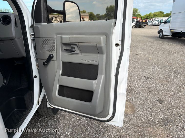 image for item EG9313 2014 Ford E450 Super Duty box truck