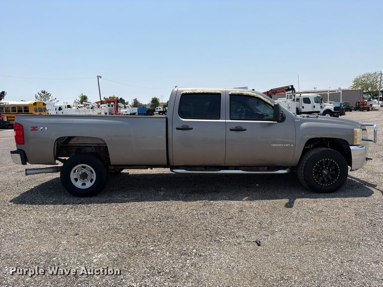 image for item EG9332 2008 Chevrolet Silverado 3500HD Crew Cab pickup truck