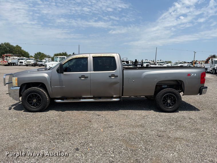 image for item EG9332 2008 Chevrolet Silverado 3500HD Crew Cab pickup truck
