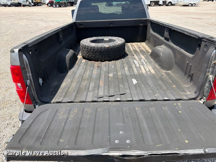 image for item EG9332 2008 Chevrolet Silverado 3500HD Crew Cab pickup truck