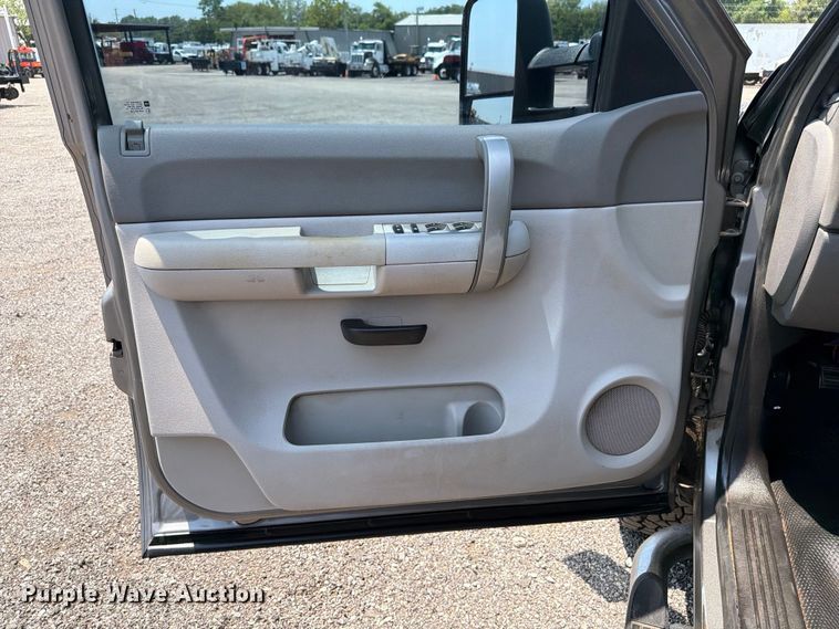 image for item EG9332 2008 Chevrolet Silverado 3500HD Crew Cab pickup truck