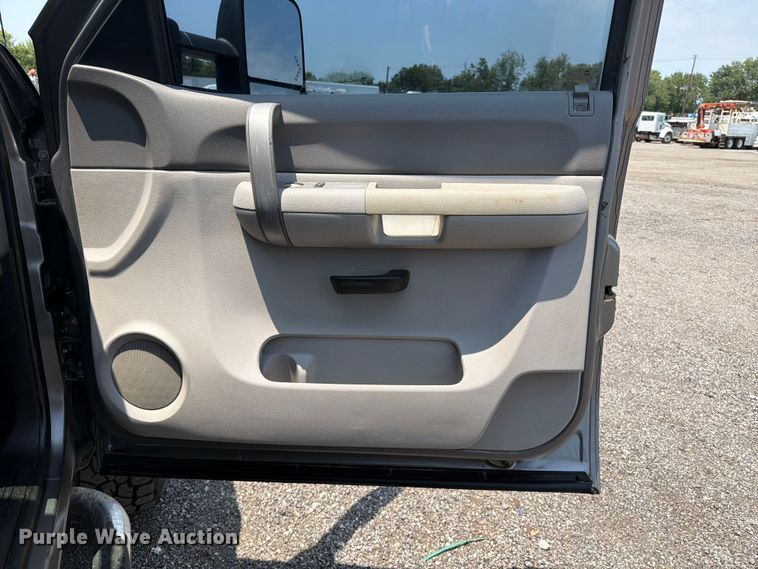 image for item EG9332 2008 Chevrolet Silverado 3500HD Crew Cab pickup truck