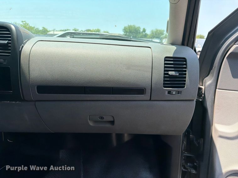 image for item EG9332 2008 Chevrolet Silverado 3500HD Crew Cab pickup truck