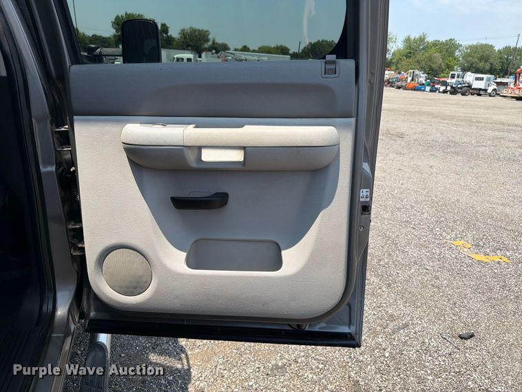 image for item EG9332 2008 Chevrolet Silverado 3500HD Crew Cab pickup truck