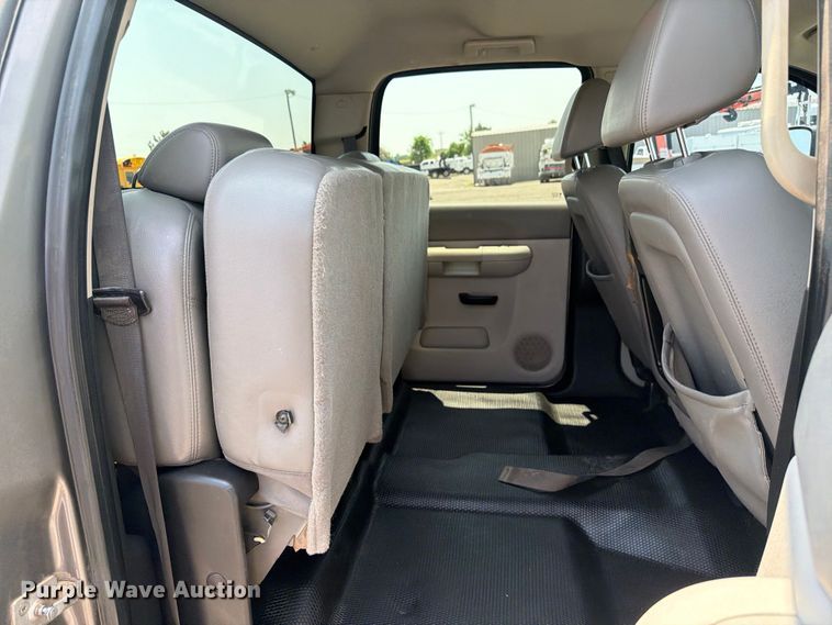 image for item EG9332 2008 Chevrolet Silverado 3500HD Crew Cab pickup truck