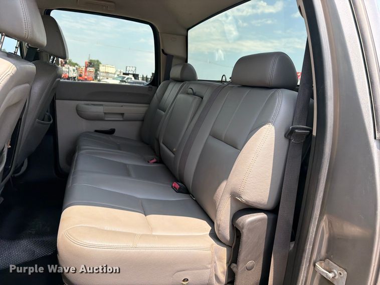 image for item EG9332 2008 Chevrolet Silverado 3500HD Crew Cab pickup truck