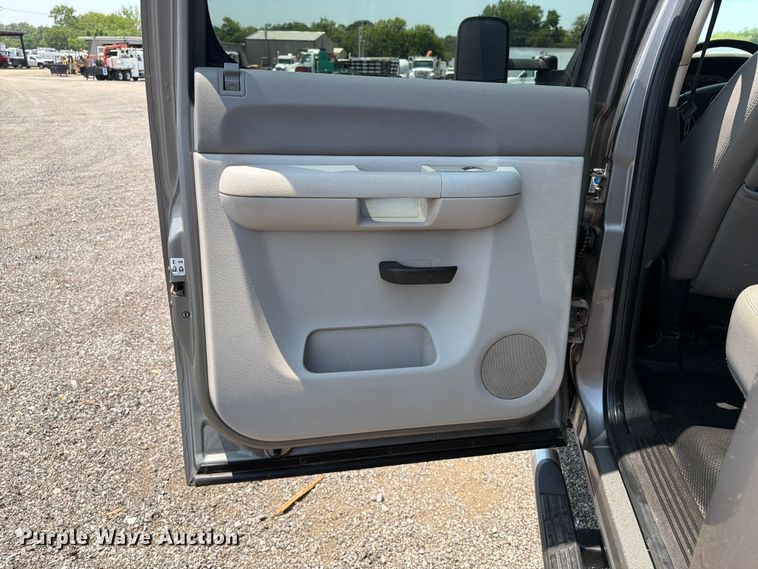 image for item EG9332 2008 Chevrolet Silverado 3500HD Crew Cab pickup truck