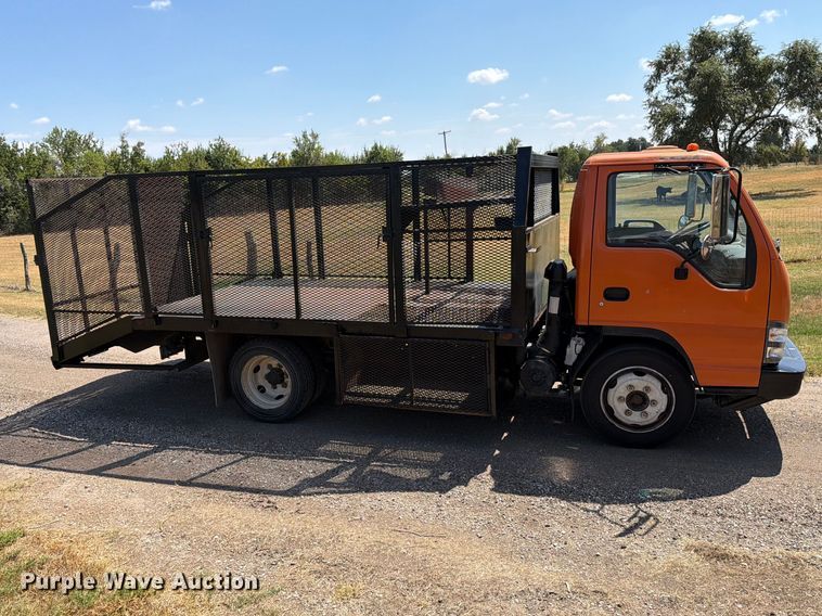 image for item EP7538 2007 Isuzu NQR flatbed truck