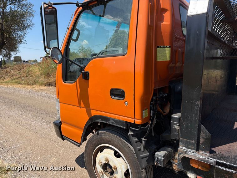 image for item EP7538 2007 Isuzu NQR flatbed truck