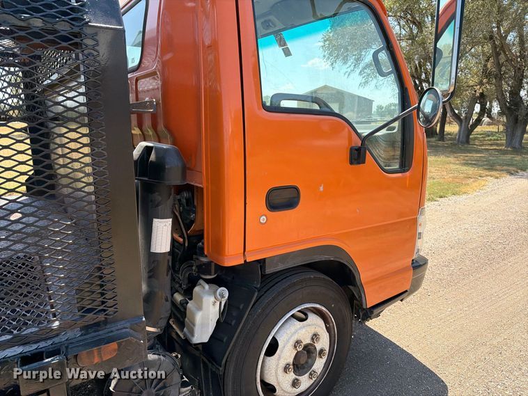 image for item EP7538 2007 Isuzu NQR flatbed truck