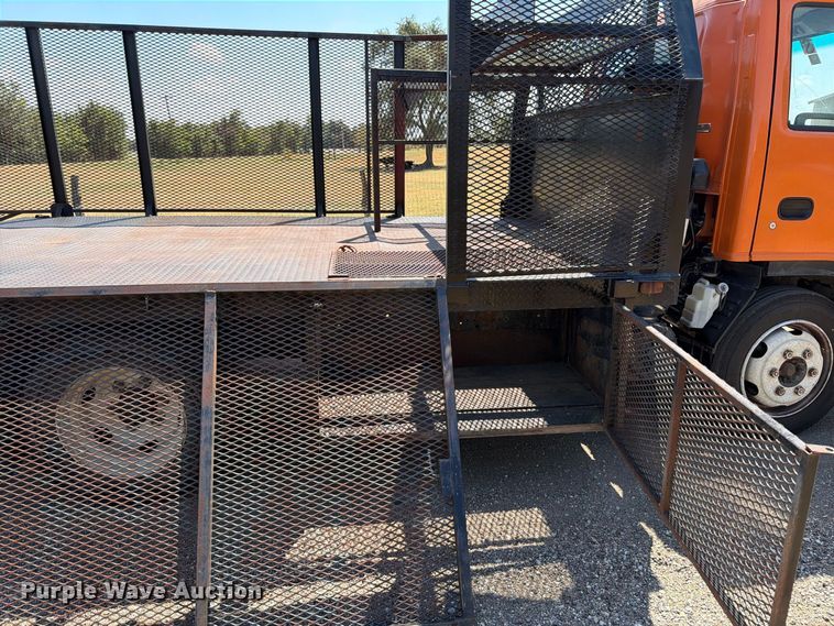 image for item EP7538 2007 Isuzu NQR flatbed truck
