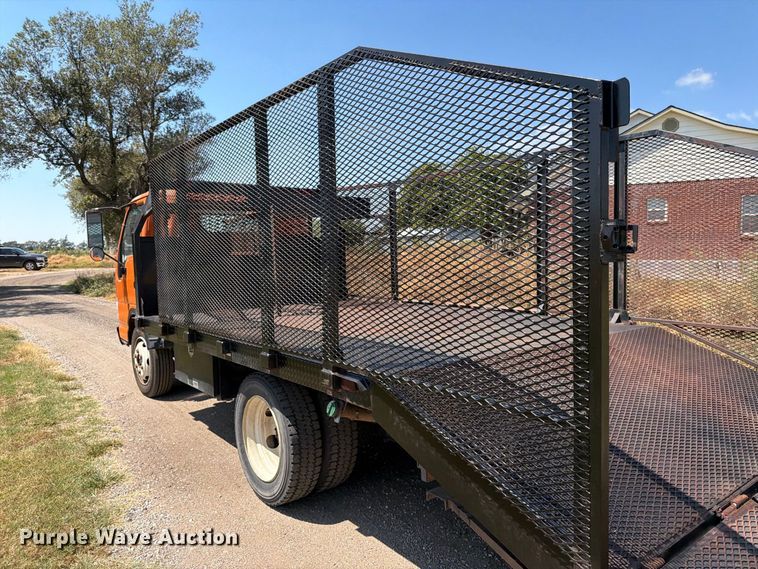 image for item EP7538 2007 Isuzu NQR flatbed truck