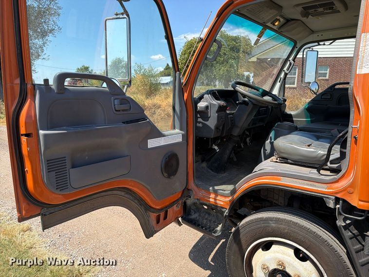 image for item EP7538 2007 Isuzu NQR flatbed truck