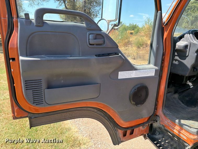 image for item EP7538 2007 Isuzu NQR flatbed truck