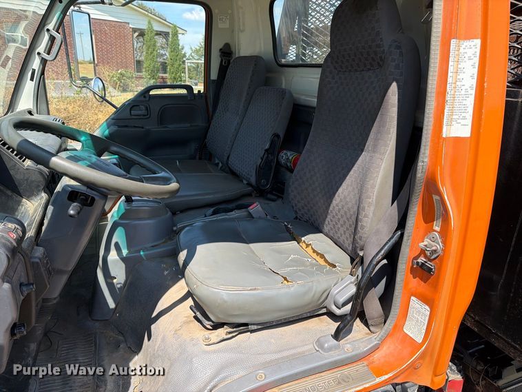image for item EP7538 2007 Isuzu NQR flatbed truck
