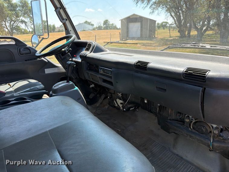 image for item EP7538 2007 Isuzu NQR flatbed truck