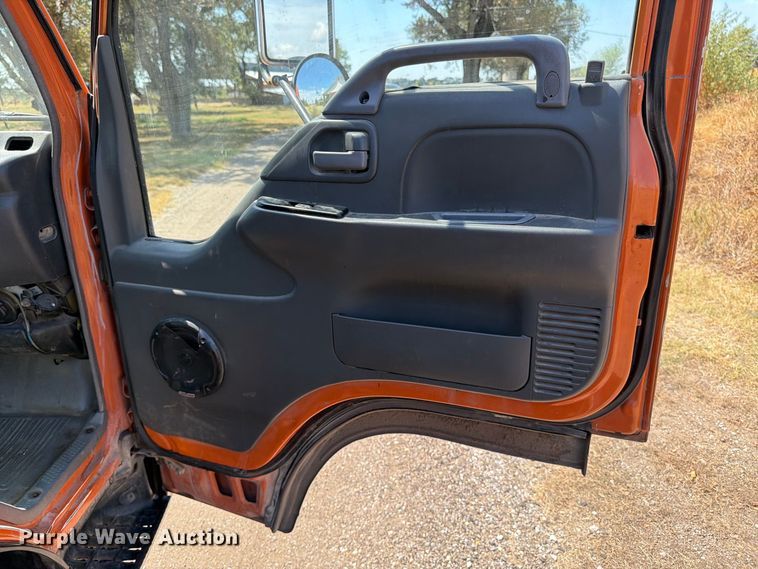 image for item EP7538 2007 Isuzu NQR flatbed truck