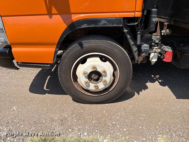 image for item EP7538 2007 Isuzu NQR flatbed truck