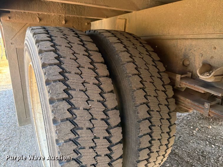 image for item EP7538 2007 Isuzu NQR flatbed truck