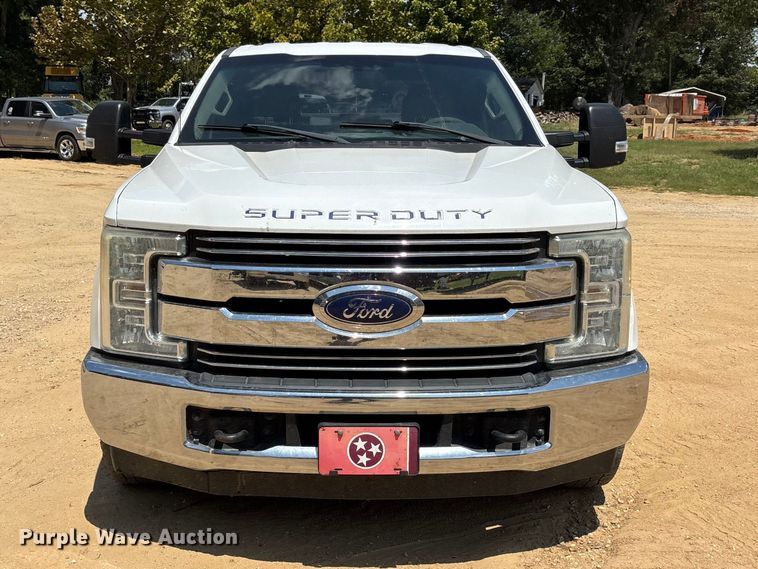 image for item ER3235 2017 Ford F250 Super Duty Crew Cab utility bed pickup truck