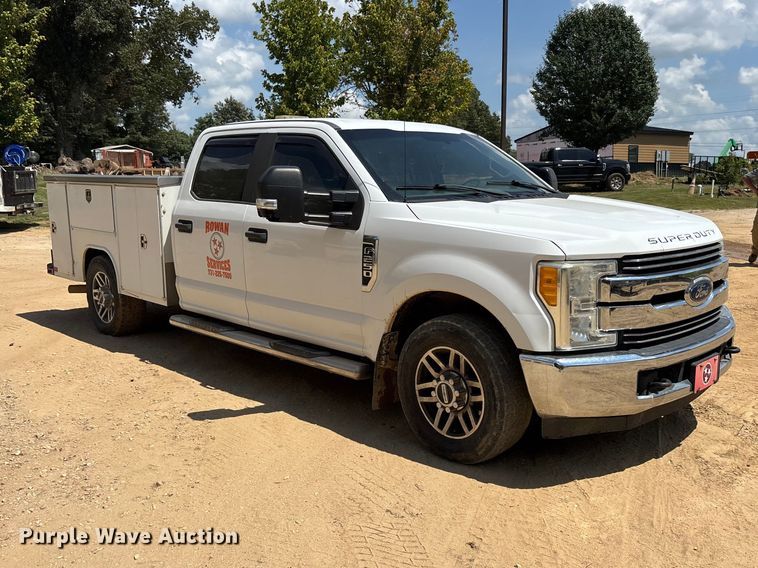 image for item ER3235 2017 Ford F250 Super Duty Crew Cab utility bed pickup truck