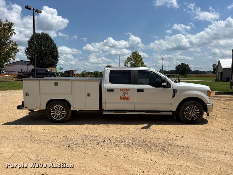 image for item ER3235 2017 Ford F250 Super Duty Crew Cab utility bed pickup truck