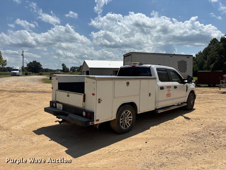 image for item ER3235 2017 Ford F250 Super Duty Crew Cab utility bed pickup truck