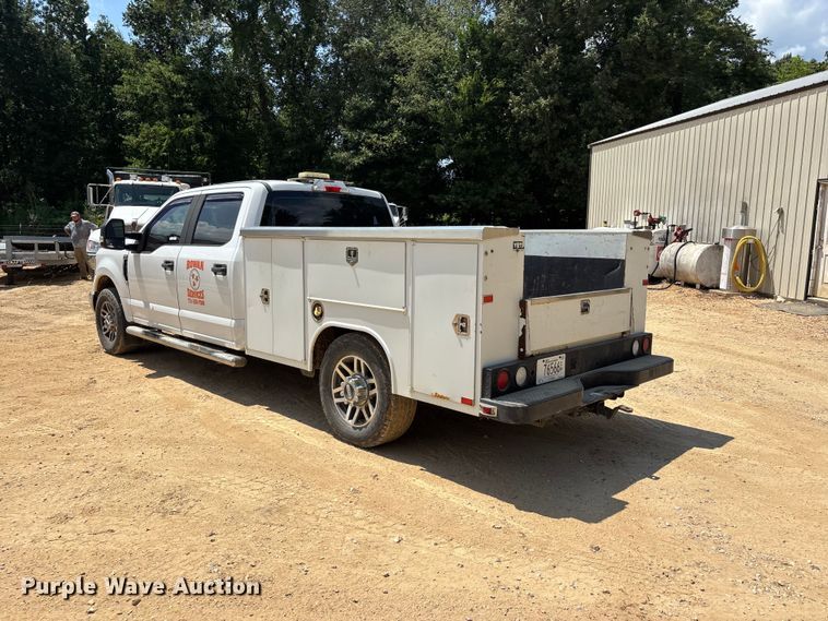 image for item ER3235 2017 Ford F250 Super Duty Crew Cab utility bed pickup truck