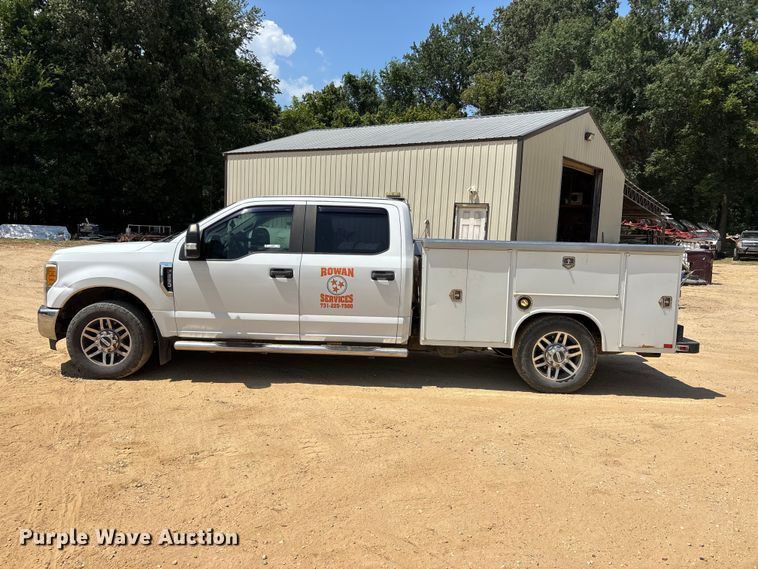 image for item ER3235 2017 Ford F250 Super Duty Crew Cab utility bed pickup truck
