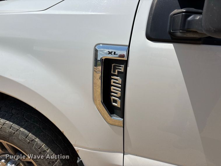 image for item ER3235 2017 Ford F250 Super Duty Crew Cab utility bed pickup truck