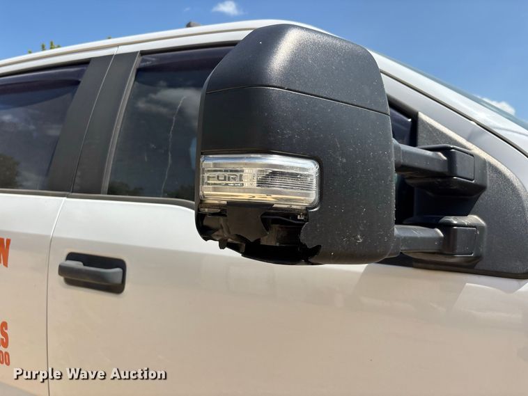 image for item ER3235 2017 Ford F250 Super Duty Crew Cab utility bed pickup truck