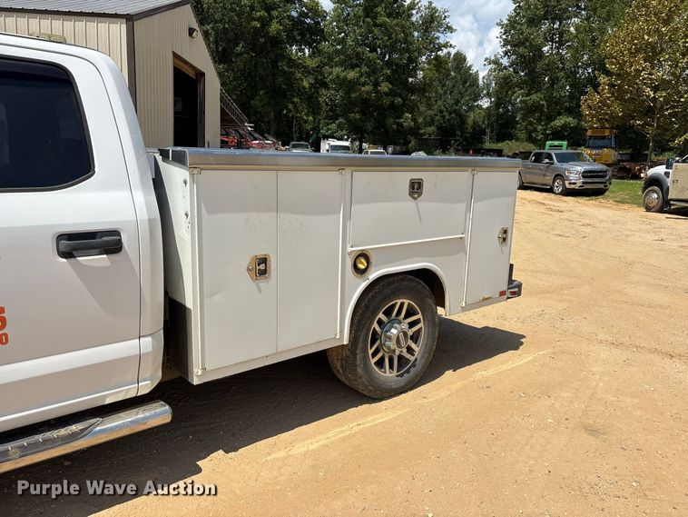 image for item ER3235 2017 Ford F250 Super Duty Crew Cab utility bed pickup truck