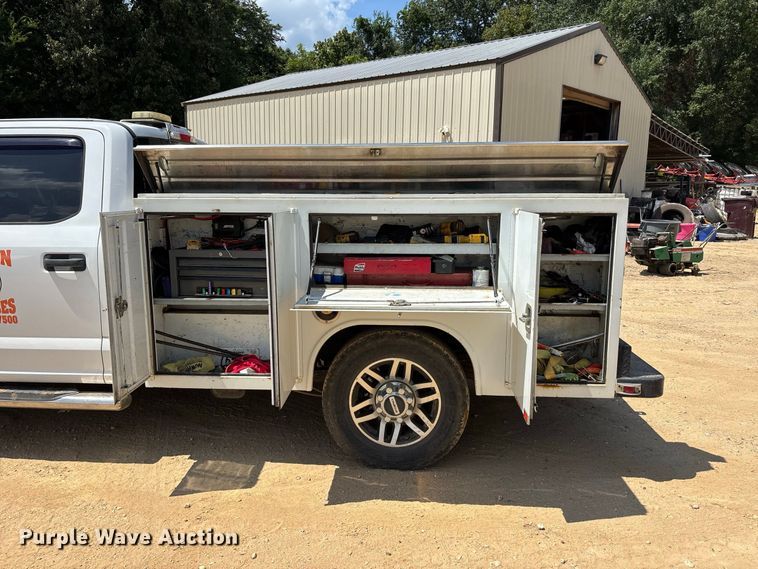 image for item ER3235 2017 Ford F250 Super Duty Crew Cab utility bed pickup truck