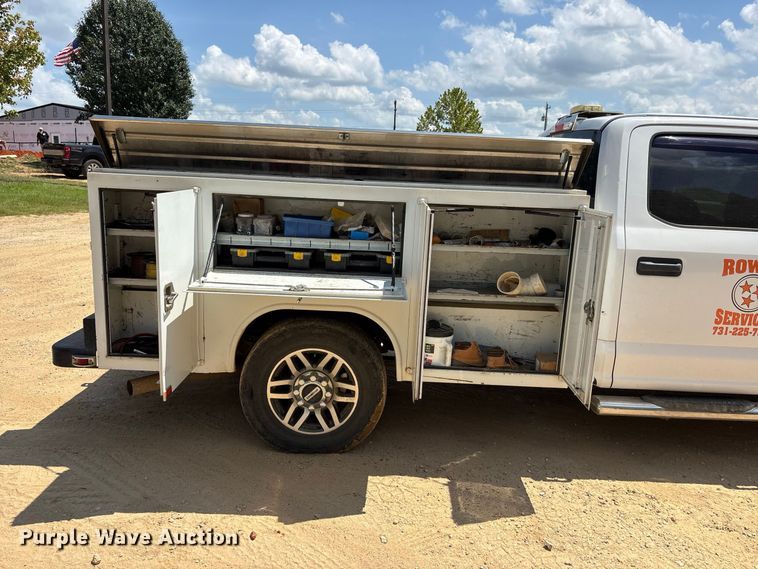 image for item ER3235 2017 Ford F250 Super Duty Crew Cab utility bed pickup truck