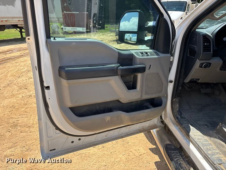 image for item ER3235 2017 Ford F250 Super Duty Crew Cab utility bed pickup truck