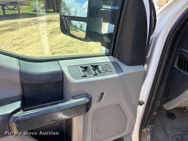 image for item ER3235 2017 Ford F250 Super Duty Crew Cab utility bed pickup truck