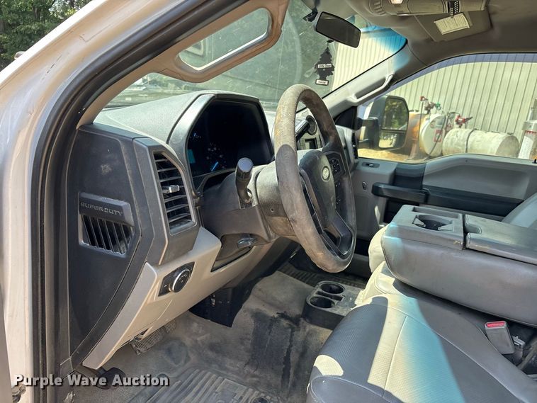 image for item ER3235 2017 Ford F250 Super Duty Crew Cab utility bed pickup truck