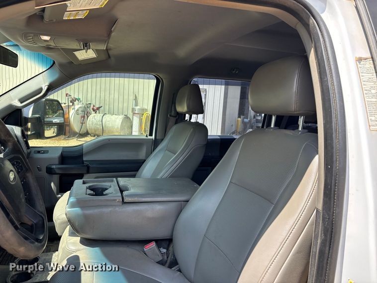 image for item ER3235 2017 Ford F250 Super Duty Crew Cab utility bed pickup truck