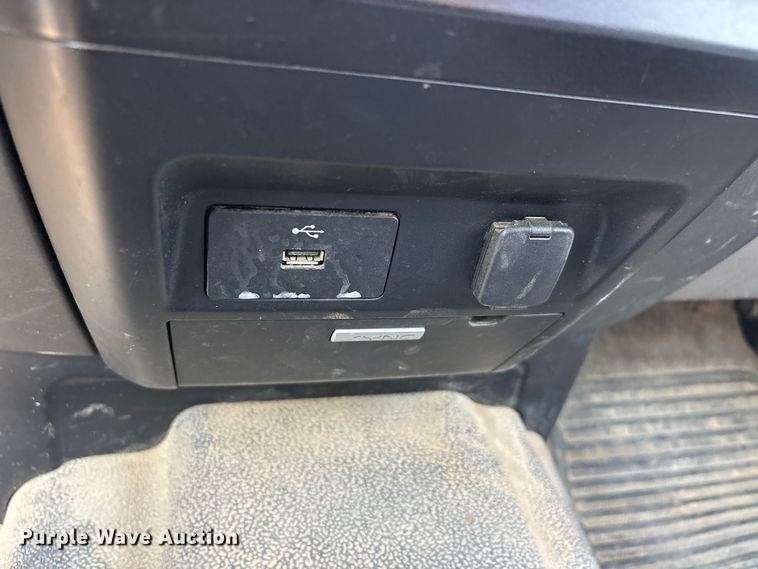image for item ER3235 2017 Ford F250 Super Duty Crew Cab utility bed pickup truck
